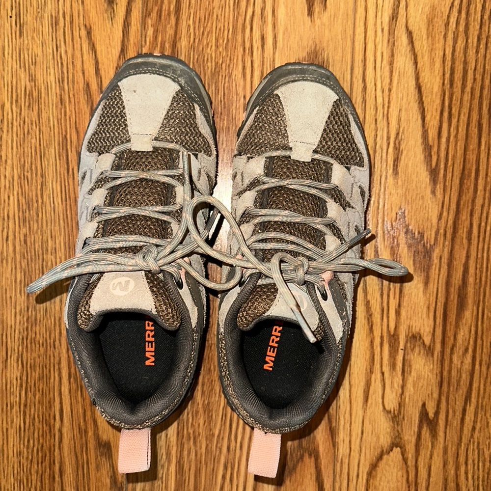 Merrell women’s size 6 hiking Alverstone shoes. Free shipping!